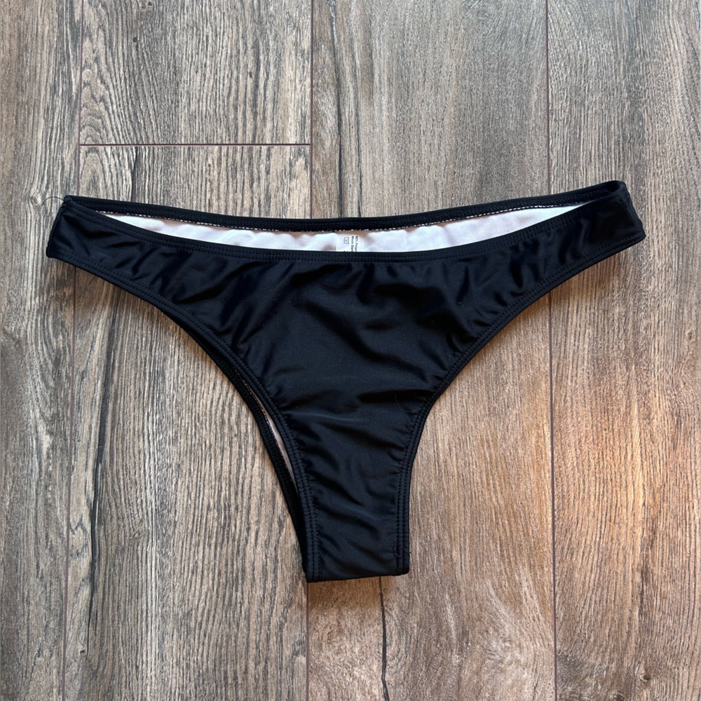 Cheeky low rise bikini bottoms, size L